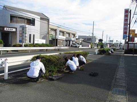 一宮支店「一宮商工会と連携し151号沿い花壇の整備」
