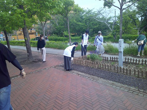 南栄支店「南栄町協議会と高師緑地公園周辺の清掃活動」