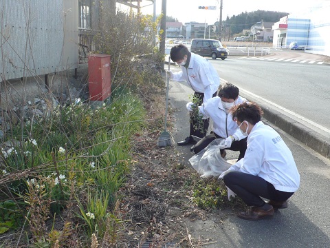 田原支店「県道28号の歩道清掃と花壇の整備美化活動」