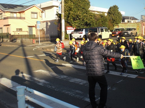 吉田方支店「吉田方小学校の全生徒と朝のあいさつ競争」